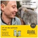 Eine Person kuschelt mit einem flauschigen Kaninchen, mit Text darüber und darunter über Liebe und optimales Tierfutter von deuka companion.