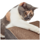 Eine dreifarbige Katze mit auffälligen bernsteinfarbenen Augen kratzt an einem strukturierten Pappkratzbaum und zeigt ihr verspieltes Wesen.