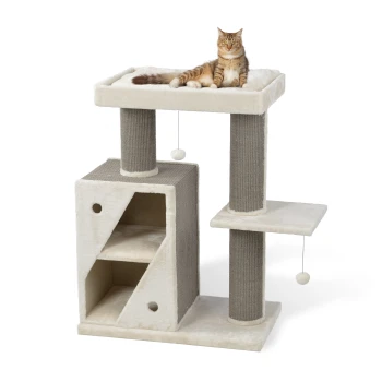 Kratzbaum Edward Eine flauschige braune getigerte Katze entspannt sich auf einem mehrstöckigen Katzenbaum mit einer weichen beigen Oberfläche, die Kratzpfosten und hängende Spielzeuge enthält.