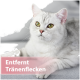 Silberweiße Katze mit grünen Augen liegt auf einem grauen Sofa; rosa Überlagerungstext: 'Entfernt Tränenflecken'.