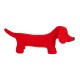 Rotes plüschiges Hundespielzeug in Form eines Dackels, mit schwarzen Augen und Nase, mit einem einfachen gestickten Design.