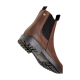 Brauner Leder-Ankle-Boot mit elastischen Seitenpaneelen und einer strukturierten Gummisohle, schräg dargestellt, um Details zu zeigen.