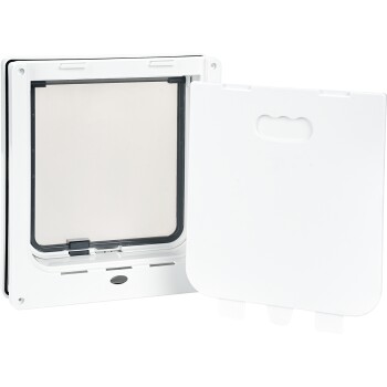 Weiße Haustiertür mit einer abnehmbaren Klappe, die für einen einfachen Zugang für Haustiere konzipiert ist, vor einem schlichten Hintergrund angezeigt.