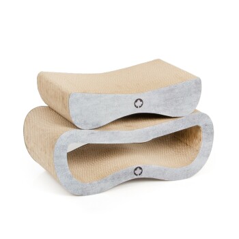 Ein doppellagiger Kratzbaum für Katzen mit wellenförmigem Design, mit einer Oberfläche aus Naturfasern und einem grauen Boden, ideal zum Kratzen und Entspannen.