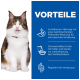 Eine flauschige Katze leckt sich die Lippen vor einem blauen Hintergrund mit Text über ActivBiome+ Ernährung für eine gesunde Verdauung.