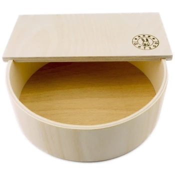 Eine runde Holzaufbewahrungsbox für Haustiere mit einem Deckel, die eine helle Holzoberfläche und ein Logo eines Kaninchens in einem Kreis zeigt.