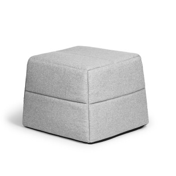 Grau gestreifter Haustier-Ottoman mit einem einfachen, modernen Design, in quadratischer Form und mit sanften Kanten.