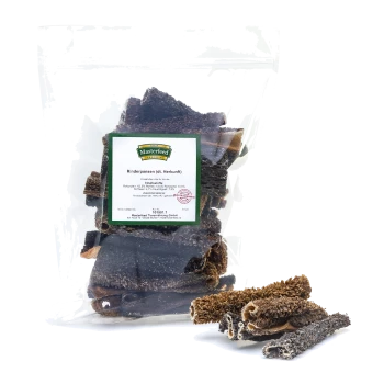 Eine durchsichtige Plastiktüte, gefüllt mit getrockneten Rinderpansenstücken, beschriftet mit 'Masterfeed Rinderpansen (dt. Herkunft)' mit Nährwertangaben.