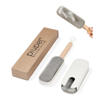 Eine Haustierpflegebürste mit einem Holzgriff und einem grauen Reinigungspad, neben ihrer Verpackung präsentiert, entworfen für eine einfache Entfernung von Haustierhaaren.