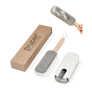Eine Haustierpflegebürste mit einem Holzgriff und einem grauen Reinigungspad, neben ihrer Verpackung präsentiert, entworfen für eine einfache Entfernung von Haustierhaaren.
