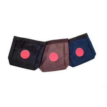Drei kleine Leckerlitaschen für Haustiere in Schwarz, Braun und Blau, jede mit einem pinken runden Logo auf der Vorderseite.