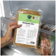 Hand hält verpacktes tiefgefrorenes Hundefutter mit Aufschrift 'Komplett‑Mix Geflügel' (BARFER'S Komplett), 500 g.