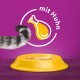 Der gestreifte Schwanz einer Katze ist neben einer gelben Futterschüssel auf lila Hintergrund sichtbar, mit dem Text "mit Huhn" und einem Hähnchenschenkel-Icon.