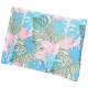 Bunte Haustierdecke mit einem tropischen Blatt- und Blumenmuster in Blau-, Pink- und Grüntönen.