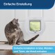 Eine graue Katze sitzt neben einer weißen PetSafe-Katzentür, mit Text darüber und darunter auf Deutsch über einfache Einrichtung und Installation.