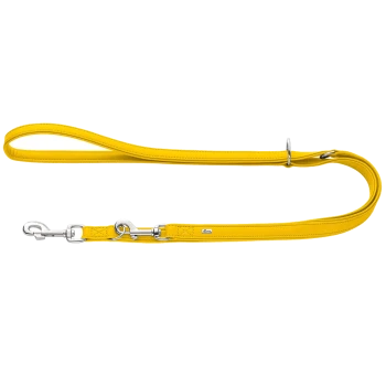 Gelbe Leder-Hundeleine mit silbernem Verschluss und O-Ring, gerolltem Griff und kleinem Metallanhänger mit der Aufschrift 'Hunter'.