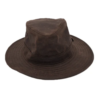 Brauner breitkrempiger Outdoor-Hut mit gesteppten Details, aus verwittertem Stoff, isoliert auf weißem Hintergrund.