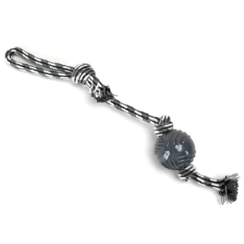 Ein grau-schwarz gestreiftes Seilspielzeug mit einem runden, strukturierten Ball an einem Ende, entworfen für das Spielen mit Haustieren.
