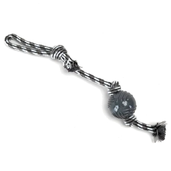 Ein grau-schwarz gestreiftes Seilspielzeug mit einem runden, strukturierten Ball an einem Ende, entworfen für das Spielen mit Haustieren.
