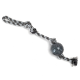 Ein grau-schwarz gestreiftes Seilspielzeug mit einem runden, strukturierten Ball an einem Ende, entworfen für das Spielen mit Haustieren.