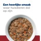 Een kom met nat huisdiervoer met stukjes vlees, wortelen en uien, met de tekst 'Een heerlijke smaak waar huisdieren dol op zijn' erboven.