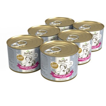 Sechs Dosen von Betty's Landhausküche Katzenfutter, beschriftet mit 'Senior' mit Huhn und Fisch, mit einem verspielten Design und Aufreißdeckeln.