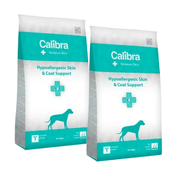 Deux sacs de régimes vétérinaires Calibra, étiquetés "Soutien hypoallergénique pour la peau et le pelage" pour chiens, avec un design turquoise et une silhouette de chien.