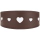 Braunes Leder-Halsband für Haustiere mit gesteppten Kanten und wiederkehrenden herzförmigen Ausstanzungen, die die weiße Unterlage zeigen.