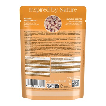 Rückseite eines orangen Katzenfutterbeutels mit Aufschrift 'Inspired by Nature', rundem Lebensmittelbild, Nährwertangaben, Barcode und catz finefood-Logo