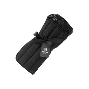 Eine schwarze Haustierdecke mit einem gesteppten Design und einem mit Pailletten besetzten Rand, mit einem Band gebunden und einem "EQUIVA"-Schild.
