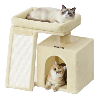 Beiger Plüsch-Kratzbaum mit oberem Liegebett, in dem eine blauäugige Ragdoll liegt, sowie einer Höhle mit einer orange getigerten Katze, Sisalrampe und kleinem Logoschild