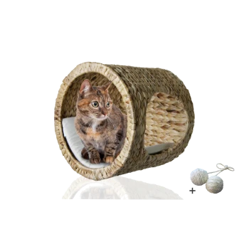 Eine getigerte Katze sitzt in einem runden, geflochtenen Strohkatzenschlafplatz mit einem weichen Kissen, begleitet von zwei kleinen, runden Katzenspielzeugen.