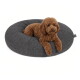 Runde, plüschige Hundebett aus dunkelgrauem Stoff mit einem gepolsterten Design, mit einem kleinen Anhänger, auf dem 'RAW' steht.