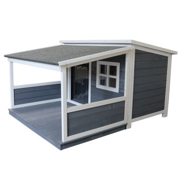 Graues hölzernes Haustierhaus/Hundezwinger mit weißer Umrandung, schrägem Dach, kleinem Fenster, überdachter Veranda und Vinyl-Türklappe.