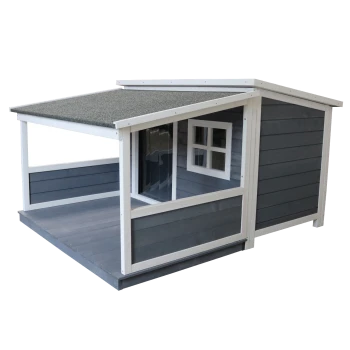 Graues hölzernes Haustierhaus/Hundezwinger mit weißer Umrandung, schrägem Dach, kleinem Fenster, überdachter Veranda und Vinyl-Türklappe.