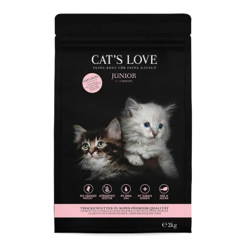 Schwarze Tüte Cat's Love Junior Trockenfutter für Katzen mit zwei Kätzchen auf der Vorderseite, mit Text, der den hohen Proteingehalt und die Herstellung in Österreich hervorhebt.