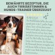 Ein großer Hund auf einer Couch hält ein Paket "Wohlfühltabs," das Stressabbau bewirbt, unterstützt von Tierärzten und Trainern.