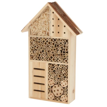 Holz-Insektenhotel in Form eines Hauses, mit verschiedenen Röhren und Fächern für nützliche Insekten.