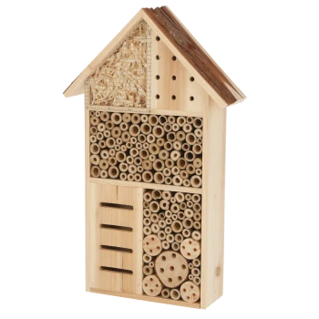 Holz-Insektenhotel in Form eines Hauses, mit verschiedenen Röhren und Fächern für nützliche Insekten.