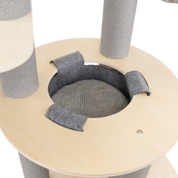 Nahaufnahme einer beigen Holzplattform eines Kratzbaums mit einem grauen, mit Stoff ausgekleideten runden Bett und mit Sisal umwickelten Kratzpfosten.