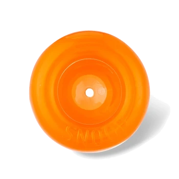 Helle orangefarbene Hundespielzeug-Frisbee mit einem zentralen Loch, mit dem eingeprägten Text "SNOOP" an der Seite.