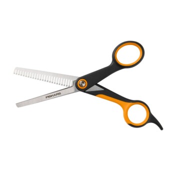 FISKARS Effilierschere zur Fellpflege mit schwarzen und orangefarbenen Griffen, einer gezahnten und einer geraden Klinge.