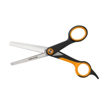 FISKARS Effilierschere zur Fellpflege mit schwarzen und orangefarbenen Griffen, einer gezahnten und einer geraden Klinge.