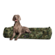 Ein Hund, der auf einem camouflagemusternden Haustierbett ruht, mit dem Text "INKLUSIVE" und "MATRATZENSCHONER GIBT'S OBENDRAUF."