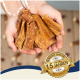 Hände, die eine Handvoll Hundeleckerlis halten, mit einem Abzeichen, das "Beste Qualität" und "15 Jahre" auf Deutsch angibt.