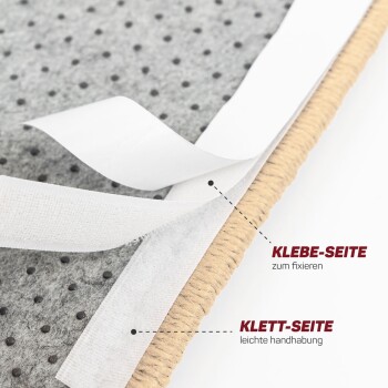 Nahaufnahme eines grauen Filz-Haustierprodukts mit schwarzen Punkten, das die Klebe- und Klettseiten auf Deutsch zeigt.