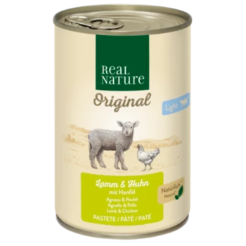 Dosen-Haustierfutter, beschriftet mit "Real Nature Original," das Lamm und Huhn mit Hanföl enthält, illustriert mit einem Schaf und einem Huhn.
