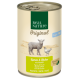 Nourriture pour animaux en conserve étiquetée "Real Nature Original" avec de l'agneau et du poulet à l'huile de chanvre, illustrée avec un mouton et un poulet.