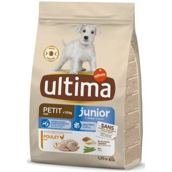 Sac de nourriture pour chien étiqueté "Ultima Junior" pour les petites races de moins de 10 kg, avec un chien blanc, mettant en avant le poulet comme ingrédient principal.