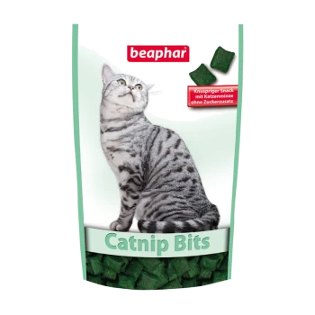 Emballage de Beaphar Catnip Bits présentant un chat tabby argenté regardant vers le haut, avec des collations croustillantes vertes visibles en bas.